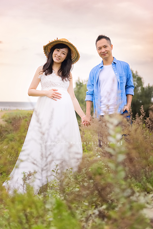 家誼媽麻一家第三次來拍照,家誼媽麻懷著三寶好美啊,雙胞胎哥哥們活潑可愛,且兩人感情好好,一家人在海邊渡過美好的下午,一家人一起期待著三寶的出生,這張是爸拔媽麻的合照!