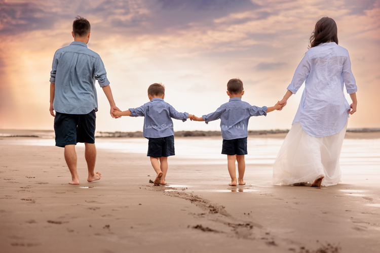 家誼媽麻一家第三次來拍照,家誼媽麻懷著三寶好美啊,雙胞胎哥哥們活潑可愛,且兩人感情好好,一家人在海邊渡過美好的下午,一家人一起期待著三寶的出生,這張是走在沙灘上的一家人的背影!