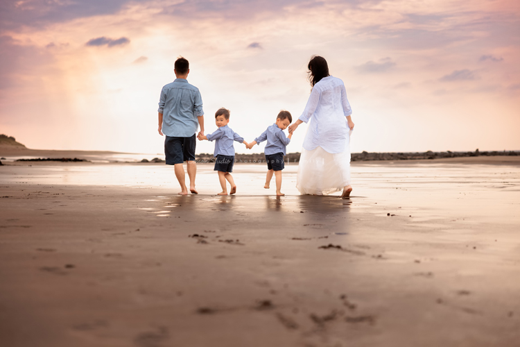 家誼媽麻一家第三次來拍照,家誼媽麻懷著三寶好美啊,雙胞胎哥哥們活潑可愛,且兩人感情好好,一家人在海邊渡過美好的下午,一家人一起期待著三寶的出生,這張是一家人走在沙灘上!