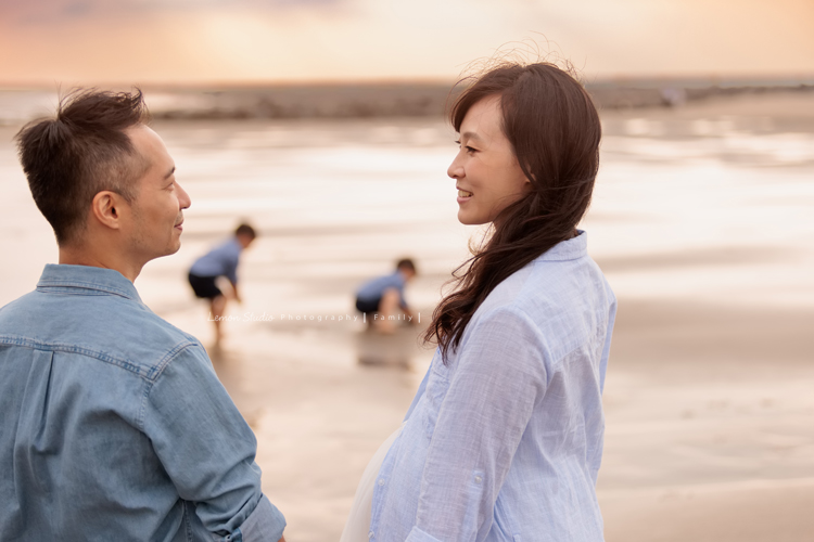 家誼媽麻一家第三次來拍照,家誼媽麻懷著三寶好美啊,雙胞胎哥哥們活潑可愛,且兩人感情好好,一家人在海邊渡過美好的下午,一家人一起期待著三寶的出生,這張是爸拔媽麻深情地對看著彼此!好美啊!