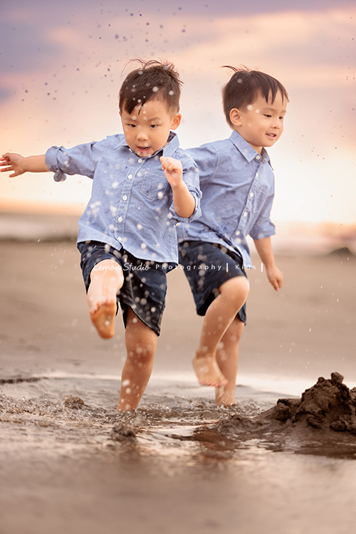 家誼媽麻一家第三次來拍照,家誼媽麻懷著三寶好美啊,雙胞胎哥哥們活潑可愛,且兩人感情好好,一家人在海邊渡過美好的下午,一家人一起期待著三寶的出生,這張是活潑的哥哥們在沙灘上玩水可愛的樣子!