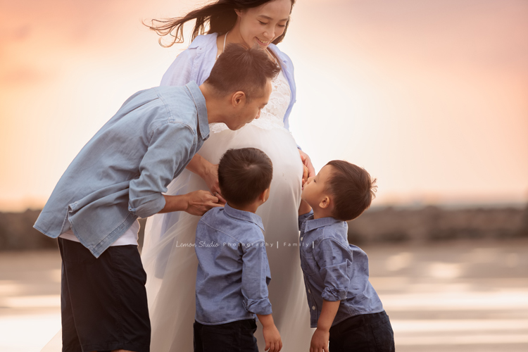 家誼媽麻一家第三次來拍照,家誼媽麻懷著三寶好美啊,雙胞胎哥哥們活潑可愛,且兩人感情好好,一家人在海邊渡過美好的下午,一家人一起期待著三寶的出生,這張是大家一起親親媽麻的肚子,一起期待三寶的出生!