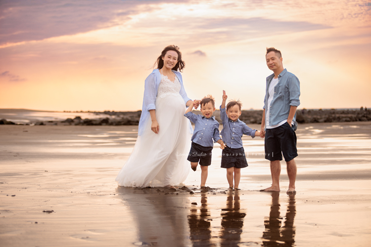家誼媽麻一家第三次來拍照,家誼媽麻懷著三寶好美啊,雙胞胎哥哥們活潑可愛,且兩人感情好好,一家人在海邊渡過美好的下午,一家人一起期待著三寶的出生,這張是超可愛的海邊全家福!