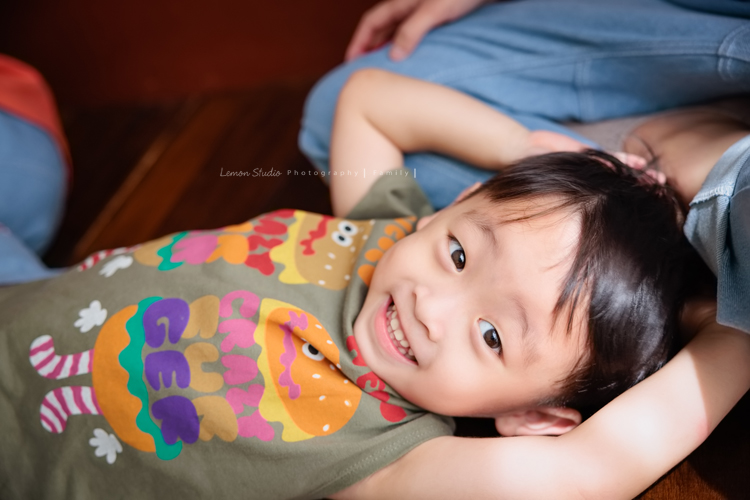 秉益爸拔一家第三次來拍全家福,小姊姊紮了可愛的馬尾拍照,媽麻越來越漂亮,活潑的小姊姊和弟弟,兩人的表情好多好逗趣,這張是正在玩耍的弟弟的獨照!