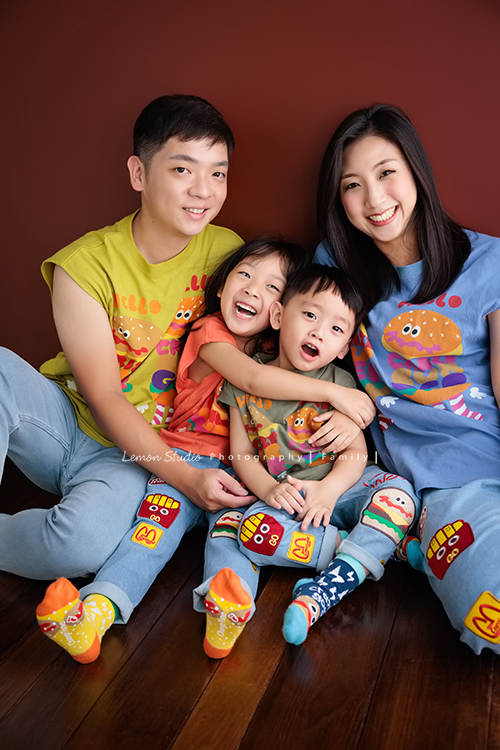 秉益爸拔一家第三次來拍全家福,小姊姊紮了可愛的馬尾拍照,媽麻越來越漂亮,活潑的小姊姊和弟弟,兩人的表情好多好逗趣,這張是攝影師捕抓到一家四口超可愛逗趣的全家福!