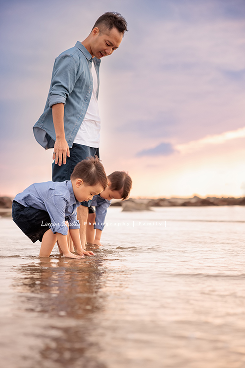 家誼媽麻一家第三次來拍照,家誼媽麻懷著三寶好美啊,雙胞胎哥哥們活潑可愛,且兩人感情好好,一家人在海邊渡過美好的下午,一家人一起期待著三寶的出生,這張是爸拔及正在玩水的哥哥們!