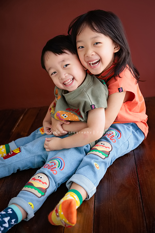 秉益爸拔一家第三次來拍全家福,小姊姊紮了可愛的馬尾拍照,媽麻越來越漂亮,活潑的小姊姊和弟弟,兩人的表情好多好逗趣,這張是超可愛的姊弟倆人合照!