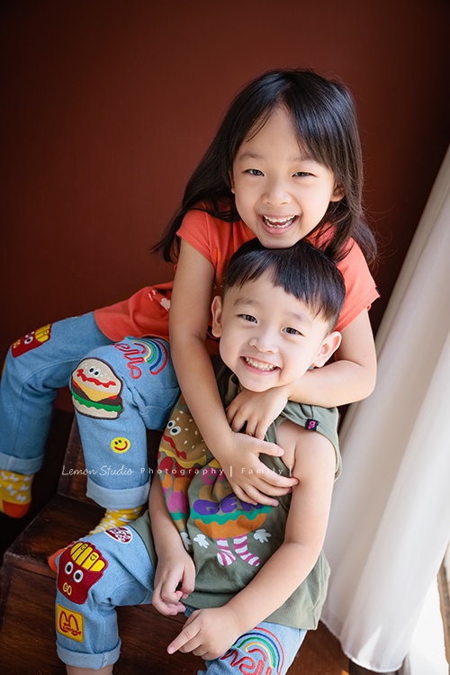 秉益爸拔一家第三次來拍全家福,小姊姊紮了可愛的馬尾拍照,媽麻越來越漂亮,活潑的小姊姊和弟弟,兩人的表情好多好逗趣,這張是美麗小姊姊和活潑的弟弟的兩人合照!