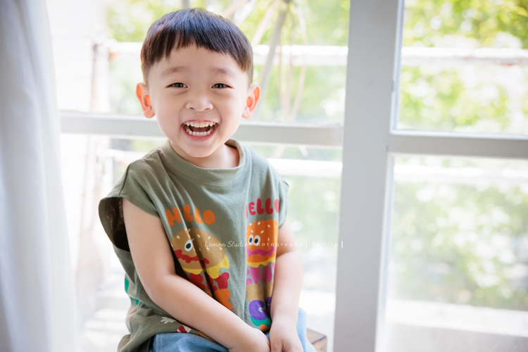 秉益爸拔一家第三次來拍全家福,小姊姊紮了可愛的馬尾拍照,媽麻越來越漂亮,活潑的小姊姊和弟弟,兩人的表情好多好逗趣,這張是攝影師捕抓到弟弟笑得好燦爛的獨照!
