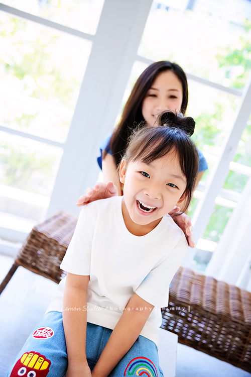 秉益爸拔一家第三次來拍全家福,小姊姊紮了可愛的馬尾拍照,媽麻越來越漂亮,活潑的小姊姊和弟弟,兩人的表情好多好逗趣,這張是超可愛的姊姊的獨照!