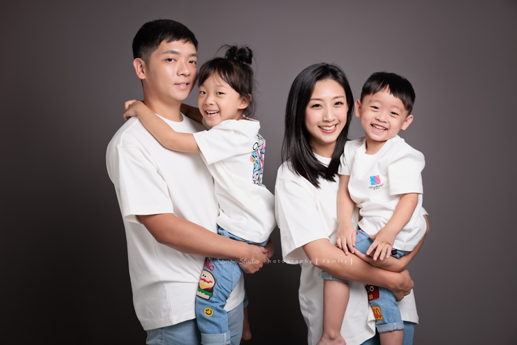 秉益爸拔一家第三次來拍全家福,小姊姊紮了可愛的馬尾拍照,媽麻越來越漂亮,活潑的小姊姊和弟弟,兩人的表情好多好逗趣,這張是一家四口可愛的全家福!