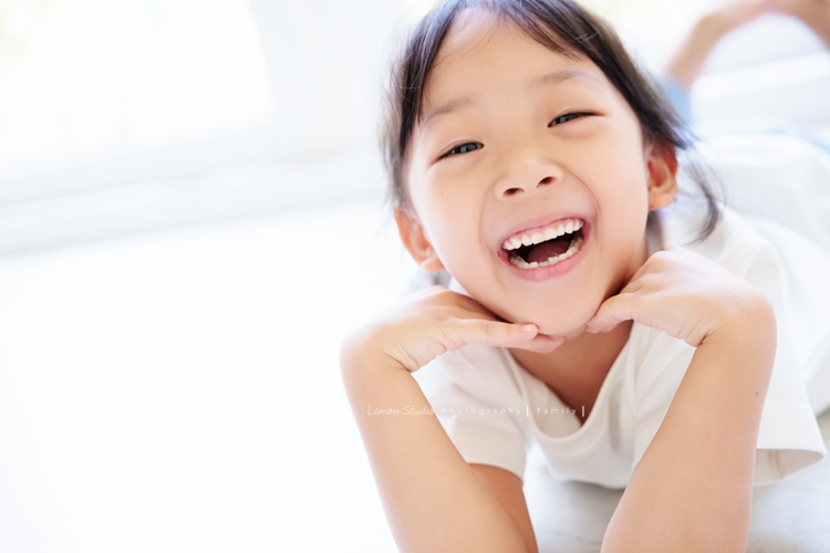 秉益爸拔一家第三次來拍全家福,小姊姊紮了可愛的馬尾拍照,媽麻越來越漂亮,活潑的小姊姊和弟弟,兩人的表情好多好逗趣,這張是超可愛的小姊姊的個人獨照!