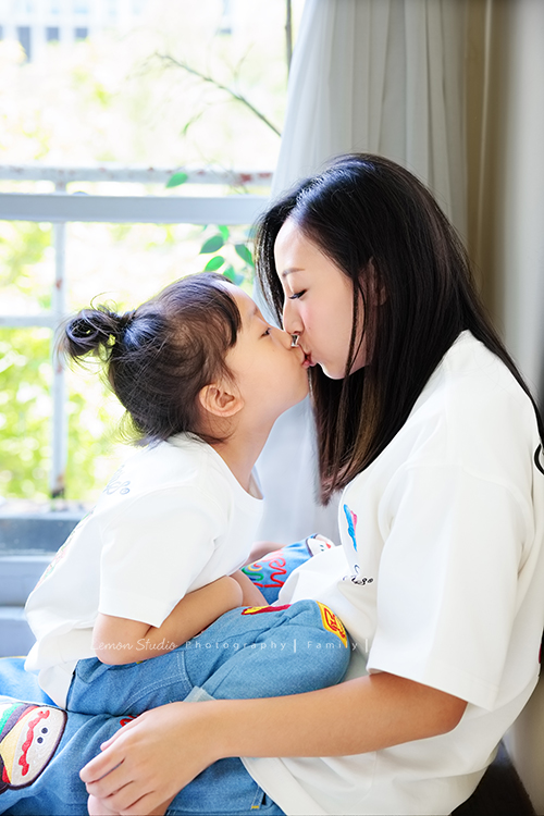 秉益爸拔一家第三次來拍全家福,小姊姊紮了可愛的馬尾拍照,媽麻越來越漂亮,活潑的小姊姊和弟弟,兩人的表情好多好逗趣,這張是姊姊和媽麻親親的相片!