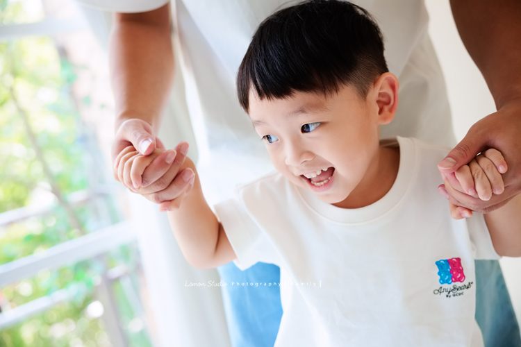 秉益爸拔一家第三次來拍全家福,小姊姊紮了可愛的馬尾拍照,媽麻越來越漂亮,活潑的小姊姊和弟弟,兩人的表情好多好逗趣,這張是攝影師捕抓到可愛的弟弟的獨照!