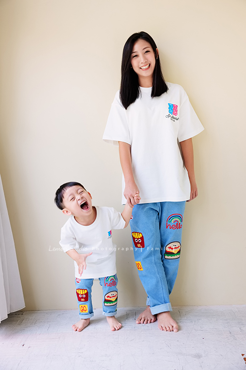 秉益爸拔一家第三次來拍全家福,小姊姊紮了可愛的馬尾拍照,媽麻越來越漂亮,活潑的小姊姊和弟弟,兩人的表情好多好逗趣,這張是媽麻牽著笑得超開心的弟弟的兩人相片!