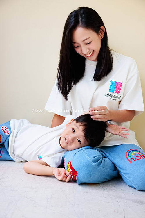 秉益爸拔一家第三次來拍全家福,小姊姊紮了可愛的馬尾拍照,媽麻越來越漂亮,活潑的小姊姊和弟弟,兩人的表情好多好逗趣,這張是弟弟躺在媽麻身上玩耍的相片!