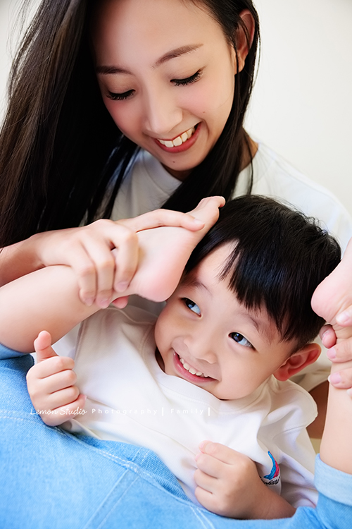秉益爸拔一家第三次來拍全家福,小姊姊紮了可愛的馬尾拍照,媽麻越來越漂亮,活潑的小姊姊和弟弟,兩人的表情好多好逗趣,這張是媽麻和活潑的弟弟的互動合照!