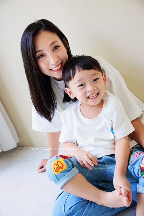 秉益爸拔一家第三次來拍全家福,小姊姊紮了可愛的馬尾拍照,媽麻越來越漂亮,活潑的小姊姊和弟弟,兩人的表情好多好逗趣,這張是媽麻和弟弟的可愛合照!