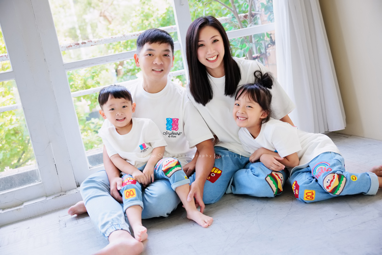 秉益爸拔一家第三次來拍全家福,小姊姊紮了可愛的馬尾拍照,媽麻越來越漂亮,活潑的小姊姊和弟弟,兩人的表情好多好逗趣,這張是一家四口可愛的全家福!
