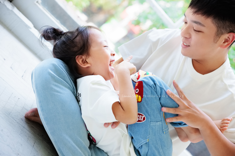 秉益爸拔一家第三次來拍全家福,小姊姊紮了可愛的馬尾拍照,媽麻越來越漂亮,活潑的小姊姊和弟弟,兩人的表情好多好逗趣,這張是爸拔和姊姊在玩耍的互動合照!