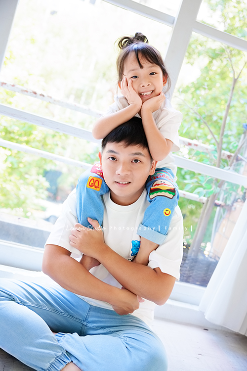 秉益爸拔一家第三次來拍全家福,小姊姊紮了可愛的馬尾拍照,媽麻越來越漂亮,活潑的小姊姊和弟弟,兩人的表情好多好逗趣,這張是爸拔和可愛的小姊姊的合照!