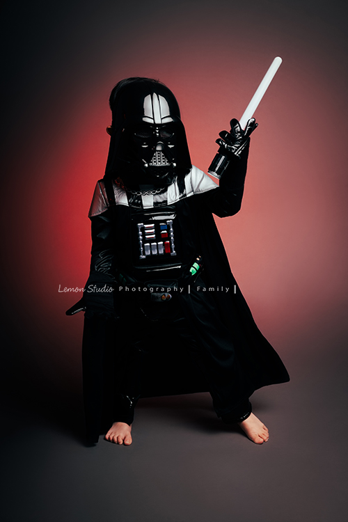 秉益爸拔一家第三次來拍全家福,小姊姊紮了可愛的馬尾拍照,媽麻越來越漂亮,活潑的小姊姊和弟弟,兩人的表情好多好逗趣,最後來一張這張是弟弟穿上星際大戰服裝的獨照!