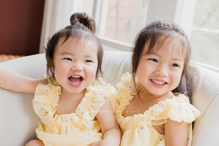 Katherine媽麻一家回台灣時來拍寶寶寫真,姊姊四歲、妹妹兩歲的紀念照,姊妹倆人太可愛了,這張是姊妹倆穿上小洋裝的兩人互動紀錄相片!