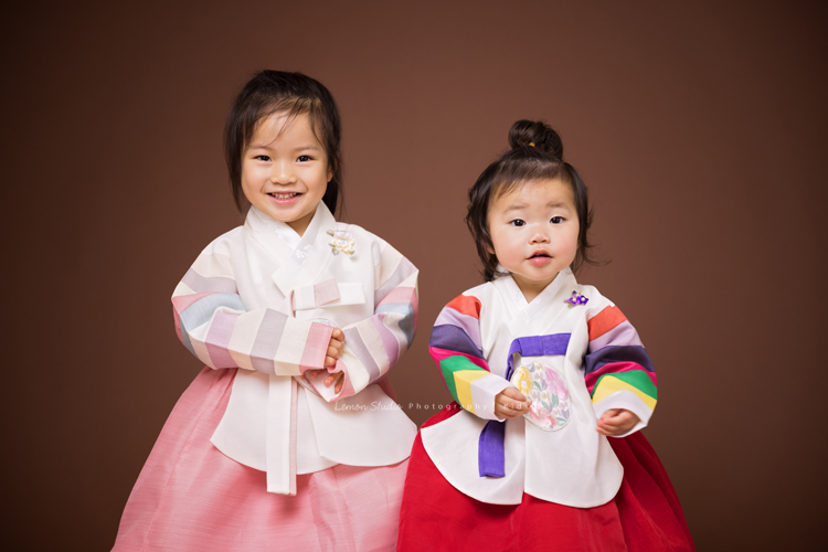 Katherine媽麻一家回台灣時來拍寶寶寫真,姊姊四歲、妹妹兩歲的紀念照,姊妹倆人太可愛了,這張是姊妹倆人穿上媽麻準備的韓國傳統服裝的合照,兩人穿不同顏色的,拍起來好可愛啊!