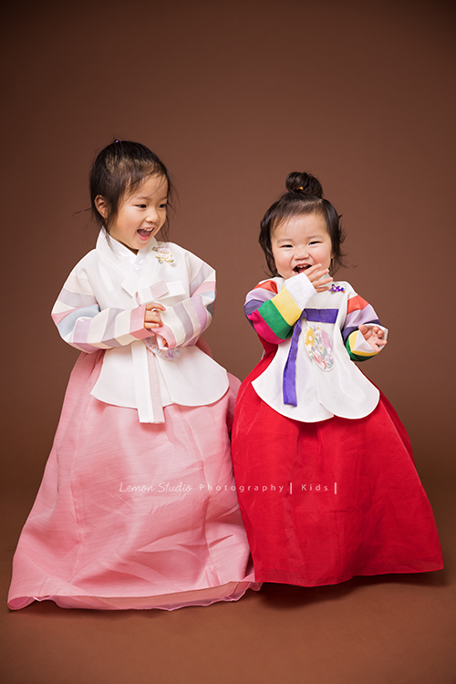 Katherine媽麻一家回台灣時來拍寶寶寫真,姊姊四歲、妹妹兩歲的紀念照,姊妹倆人太可愛了,這張是姊妹倆人穿上媽麻準備的韓國傳統服裝的合照,兩人好可愛啊!