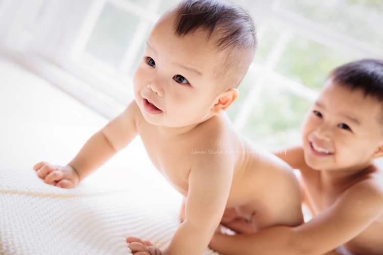 Mike爸拔一家第二次來拍家庭攝影，這次多了可愛的一歲的弟弟，四歲的哥哥已經是會照顧弟弟的大哥哥，這張是弟弟正在爬行的樣子！