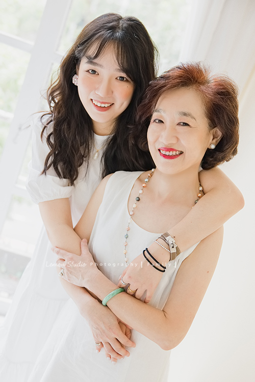 好喜歡這樣的個人寫真照,屬於Sharon自己這年當下的個人寫真,這張是Sharon和媽媽的合照！