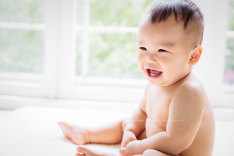 Mike爸拔一家第二次來拍家庭攝影，這次多了可愛的一歲的弟弟，四歲的哥哥已經是會照顧弟弟的大哥哥，這張是弟弟笑得很開心的模樣！