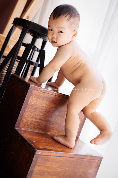 Mike爸拔一家第二次來拍家庭攝影，這次多了可愛的一歲的弟弟，四歲的哥哥已經是會照顧弟弟的大哥哥，這張是弟弟的寶寶個人寫真！