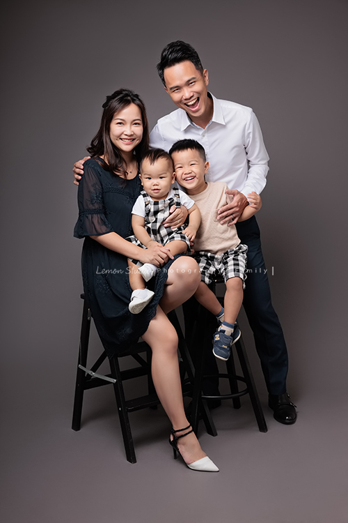 Mike爸拔一家第二次來拍家庭攝影，這次多了可愛的一歲的弟弟，四歲的哥哥已經是會照顧弟弟的大哥哥，這張是全家福合照，帥氣的爸拔及美麗的媽麻！