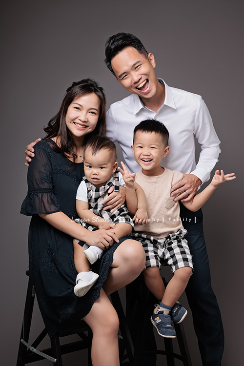 Mike爸拔一家第二次來拍家庭攝影，這次多了可愛的一歲的弟弟，四歲的哥哥已經是會照顧弟弟的大哥哥，這張是可愛的全家福！
