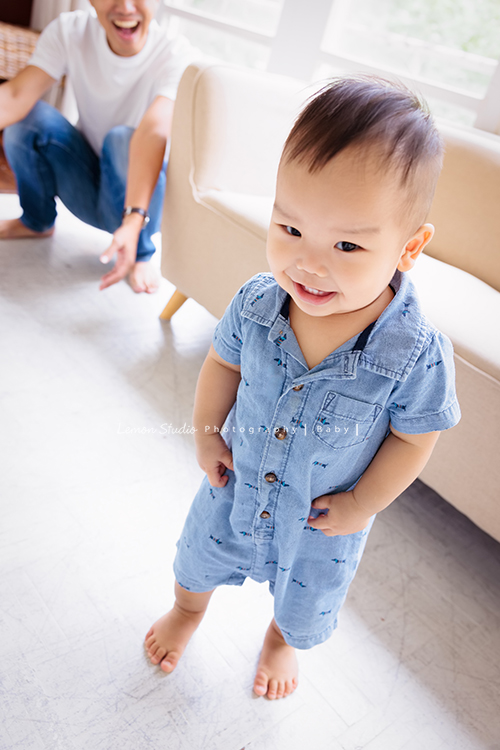 Mike爸拔一家第二次來拍家庭攝影，這次多了可愛的一歲的弟弟，四歲的哥哥已經是會照顧弟弟的大哥哥，這張是超可愛的弟弟害羞地看著鏡頭！
