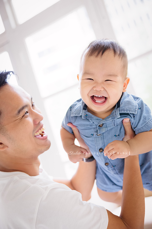 Mike爸拔一家第二次來拍家庭攝影，這次多了可愛的一歲的弟弟，四歲的哥哥已經是會照顧弟弟的大哥哥，這張是爸拔跟弟弟玩得很開心的一瞬間！