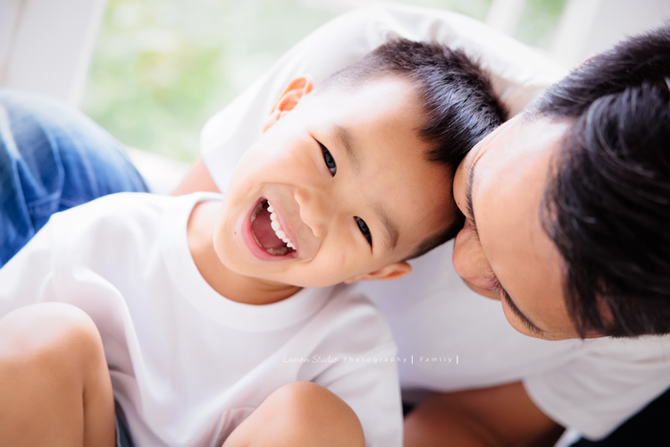 Mike爸拔一家第二次來拍家庭攝影，這次多了可愛的一歲的弟弟，四歲的哥哥已經是會照顧弟弟的大哥哥，這張是哥哥和爸拔玩得很開心的紀錄！