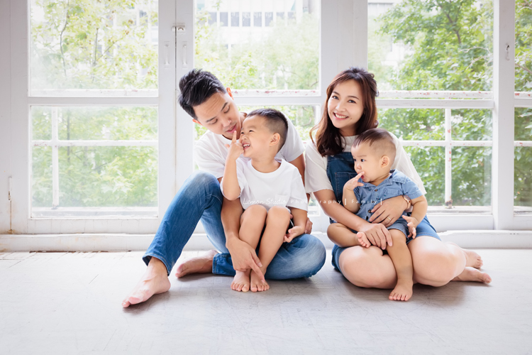 Mike爸拔一家第二次來拍家庭攝影，這次多了可愛的一歲的弟弟，四歲的哥哥已經是會照顧弟弟的大哥哥，這張是一家人很可愛的互動紀錄！