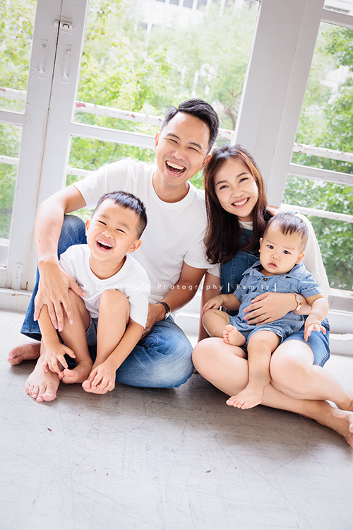 Mike爸拔一家第二次來拍家庭攝影，這次多了可愛的一歲的弟弟，四歲的哥哥已經是會照顧弟弟的大哥哥，這張是一家人美好的全家福！好喜歡這樣燦爛真實地開心！