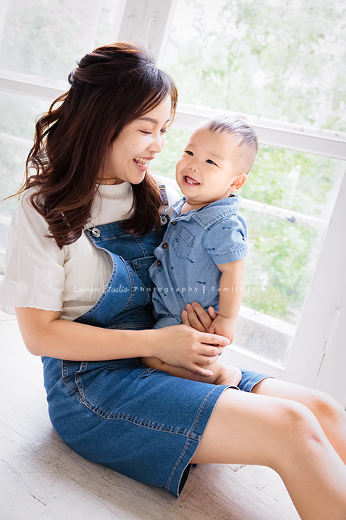 Mike爸拔一家第二次來拍家庭攝影，這次多了可愛的一歲的弟弟，四歲的哥哥已經是會照顧弟弟的大哥哥，這張是媽麻正在和弟弟說話的可愛紀錄！