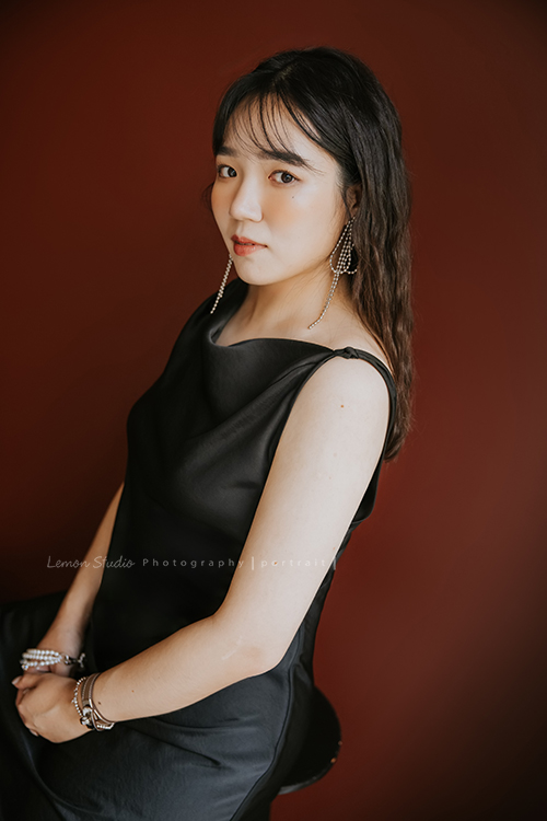 好喜歡這樣的個人寫真照,屬於Sharon自己這年當下的個人寫真,這張是Sharon穿著優雅的黑色洋裝美麗的個人寫真照！