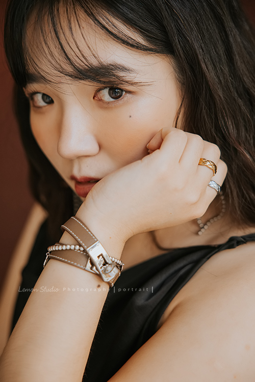 好喜歡這樣的個人寫真照,屬於Sharon自己這年當下的個人寫真,這張是Sharon穿著優雅的黑色洋裝，近距離拍攝的特寫！