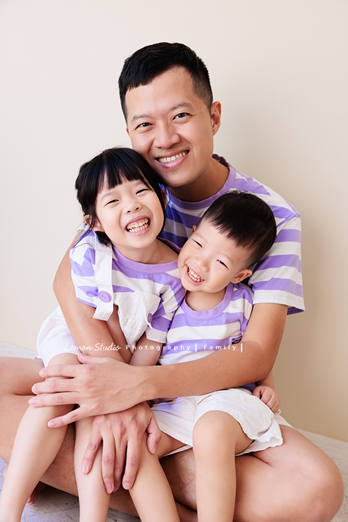 榮峰爸拔一家來拍照,五歲的姊姊及兩歲的弟弟兩人活潑又可愛,姊姊跟弟弟感情很好,拍照時跟爸拔媽麻玩得很開心啊!這張是爸拔和可愛的姊姊弟弟互動的可愛紀錄!