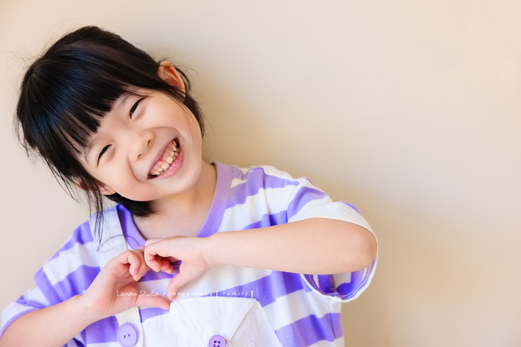 榮峰爸拔一家來拍照,五歲的姊姊及兩歲的弟弟兩人活潑又可愛,姊姊跟弟弟感情很好,拍照時跟爸拔媽麻玩得很開心啊!這張是小姊姊的可愛個人照!