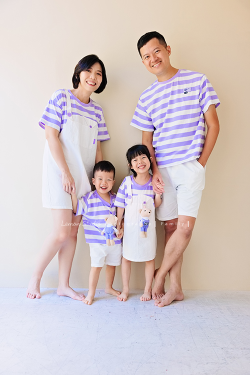 榮峰爸拔一家來拍照,五歲的姊姊及兩歲的弟弟兩人活潑又可愛,姊姊跟弟弟感情很好,拍照時跟爸拔媽麻玩得很開心啊!這張是一家四口可愛的全家福!