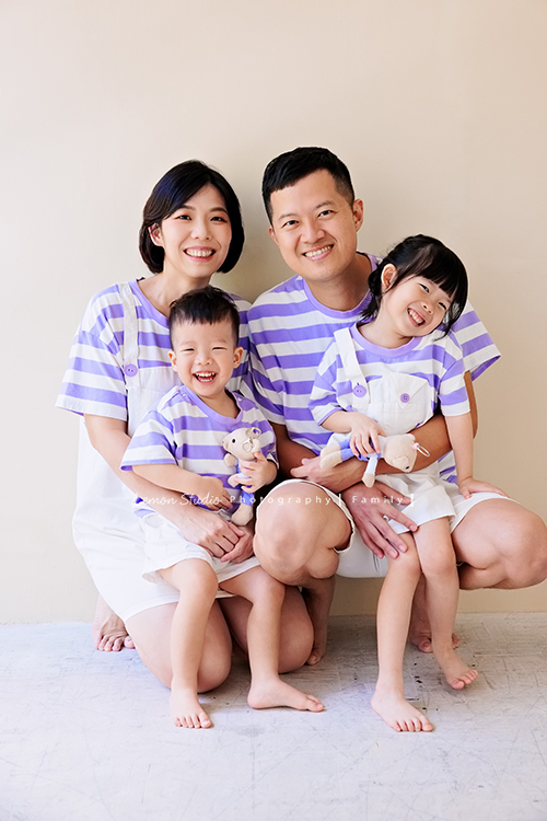 榮峰爸拔一家來拍照,五歲的姊姊及兩歲的弟弟兩人活潑又可愛,姊姊跟弟弟感情很好,拍照時跟爸拔媽麻玩得很開心啊!這張是一家四口超可愛的全家福!