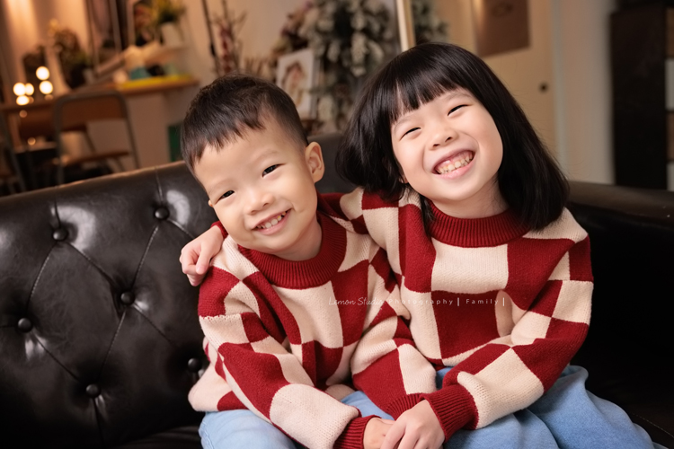 榮峰爸拔一家來拍照,五歲的姊姊及兩歲的弟弟兩人活潑又可愛,姊姊跟弟弟感情很好,拍照時跟爸拔媽麻玩得很開心啊!這張是超可愛的姐弟倆人的合照!