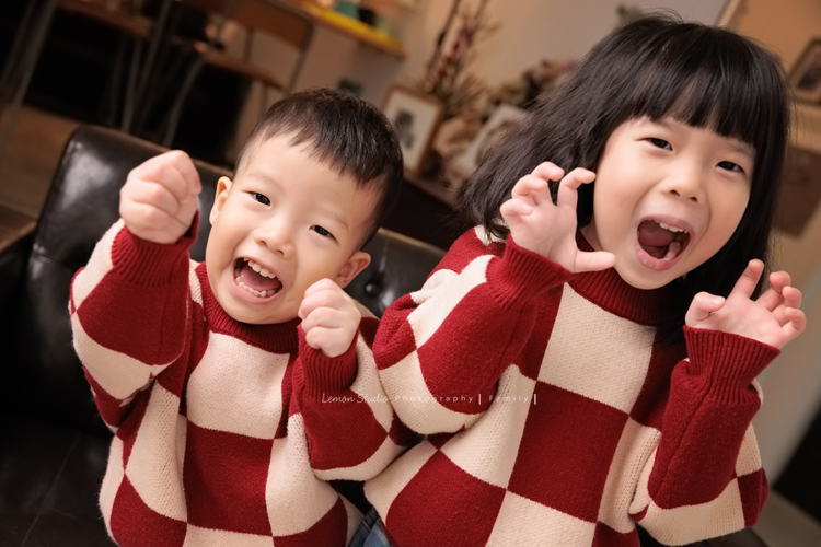 榮峰爸拔一家來拍照,五歲的姊姊及兩歲的弟弟兩人活潑又可愛,姊姊跟弟弟感情很好,拍照時跟爸拔媽麻玩得很開心啊!這張是姊弟倆人和黎爸在玩的可愛模樣!