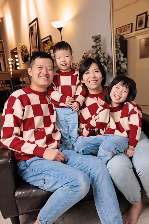 榮峰爸拔一家來拍照,五歲的姊姊及兩歲的弟弟兩人活潑又可愛,姊姊跟弟弟感情很好,拍照時跟爸拔媽麻玩得很開心啊!這張也是可可愛愛的全家福!